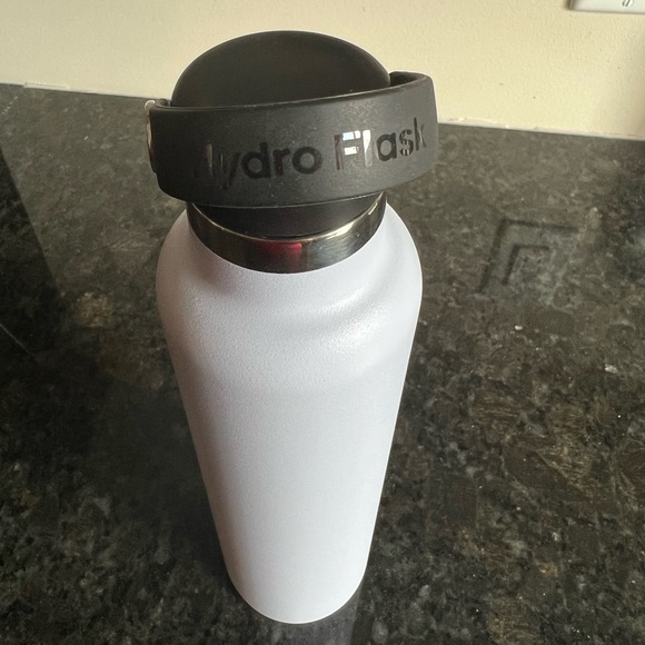Hydroflask 24oz bottle in fog - Picture 3 of 3